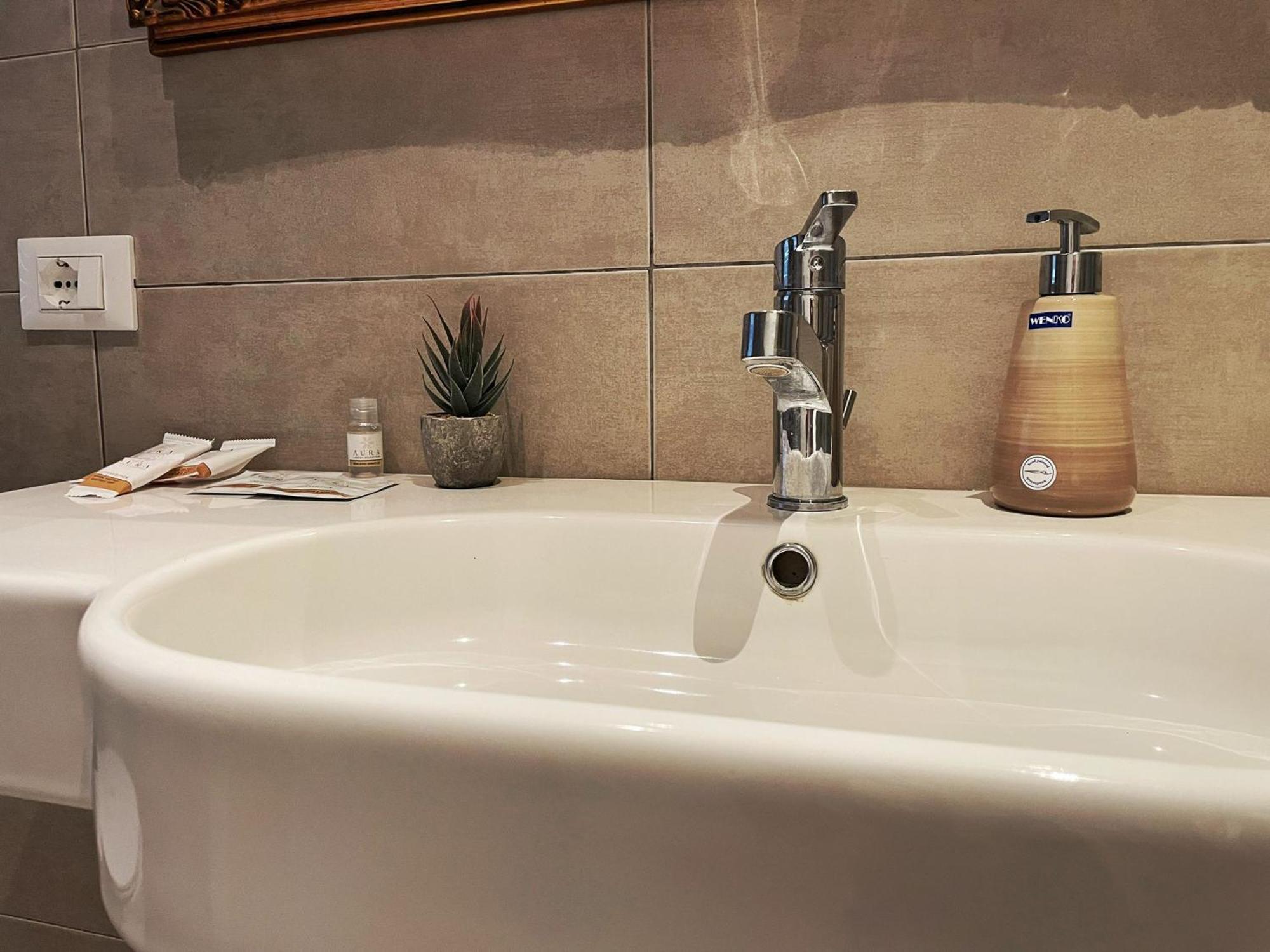 Alla Scaletta - Stanze Con Bagno Privato E Wifi A Pochi Passi Dal Duomo Мірандола Екстер'єр фото