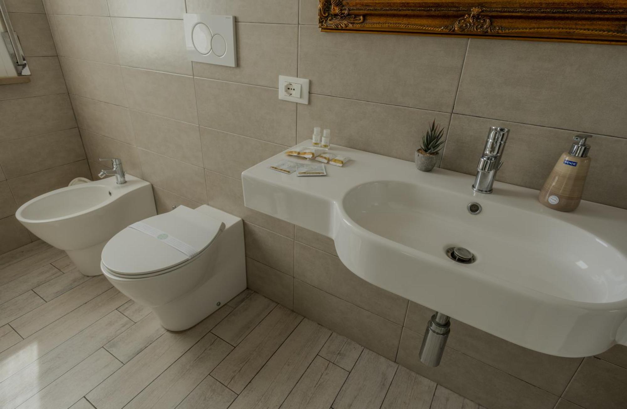 Alla Scaletta - Stanze Con Bagno Privato E Wifi A Pochi Passi Dal Duomo Мірандола Екстер'єр фото